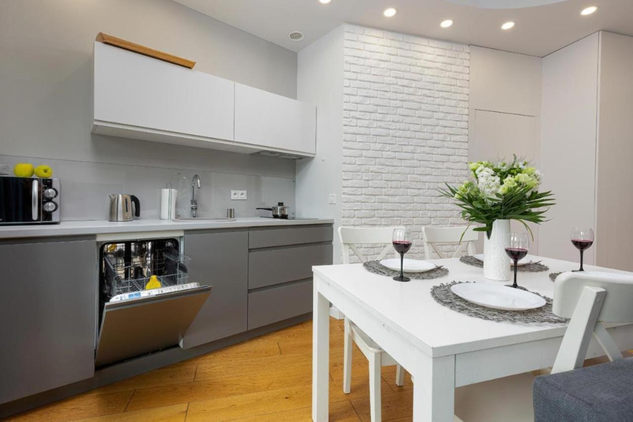 Modern Apartment With Pool Near Golden Terraces Warschau Exterior foto